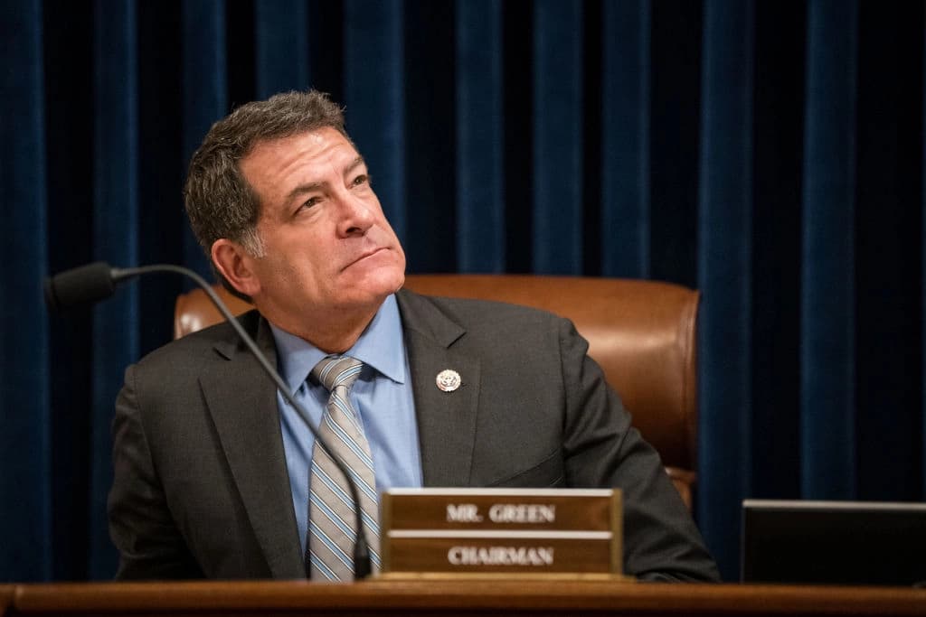 El representante Mark Green (R-Tenn), presidente del Comité de Seguridad Nacional de la Cámara de Representantes, se prepara antes del inicio de una audiencia del Comité de Seguridad Nacional de la Cámara de Representantes en el Capitolio de los EE. UU.  en Washington, DC, el 10 de enero de 2024. (Kent Nishimura/Getty Images)