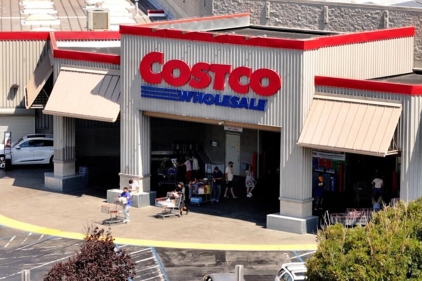 El logotipo de Costco se muestra en el exterior de una tienda Costco en Richmond, California, el 11 de julio de 2024. (Justin Sullivan/Getty Images)
