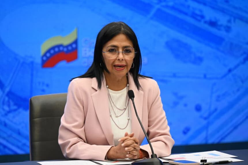 La vicepresidente de Venezuela, Delcy Rodríguez, habla durante una rueda de prensa en el Palacio Presidencial de Miraflores, en Caracas, el 18 de noviembre de 2024. (FEDERICO PARRA/AFP vía Getty Images)