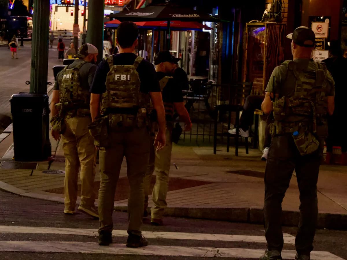Agentes del FBI patrullan Beale Street en Memphis, Tennessee, el 5 de octubre de 2025. (Travis Gillmore/The Epoch Times)