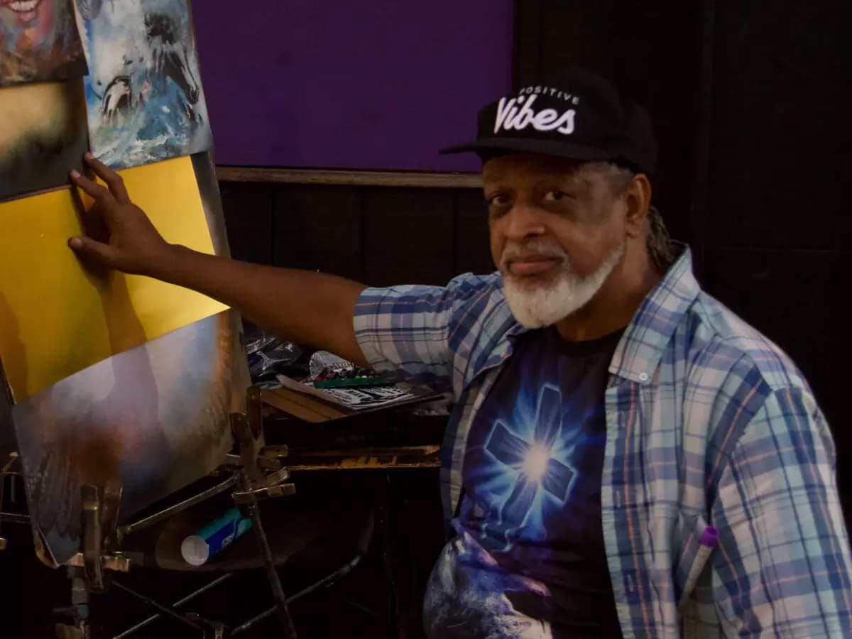 Ernest Lawson, de 72 años, veterano y artista que lleva más de 50 años trabajando en Beale Street, en Memphis, Tennessee, el 6 de octubre de 2025. (Travis Gillmore/The Epoch Times)