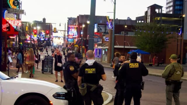 Residentes de Memphis dan la bienvenida a los agentes federales