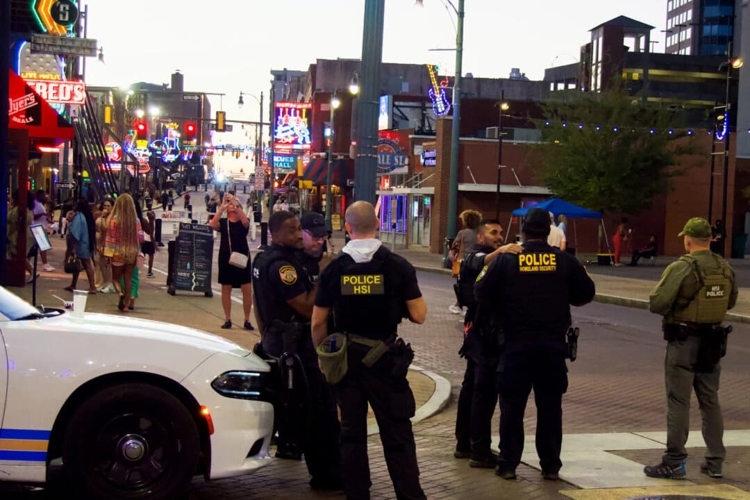 Agentes de Seguridad Nacional y la policía de Memphis patrullan Beale Street en Memphis, Tennessee, el 5 de octubre de 2025. (Travis Gillmore/The Epoch Times)
