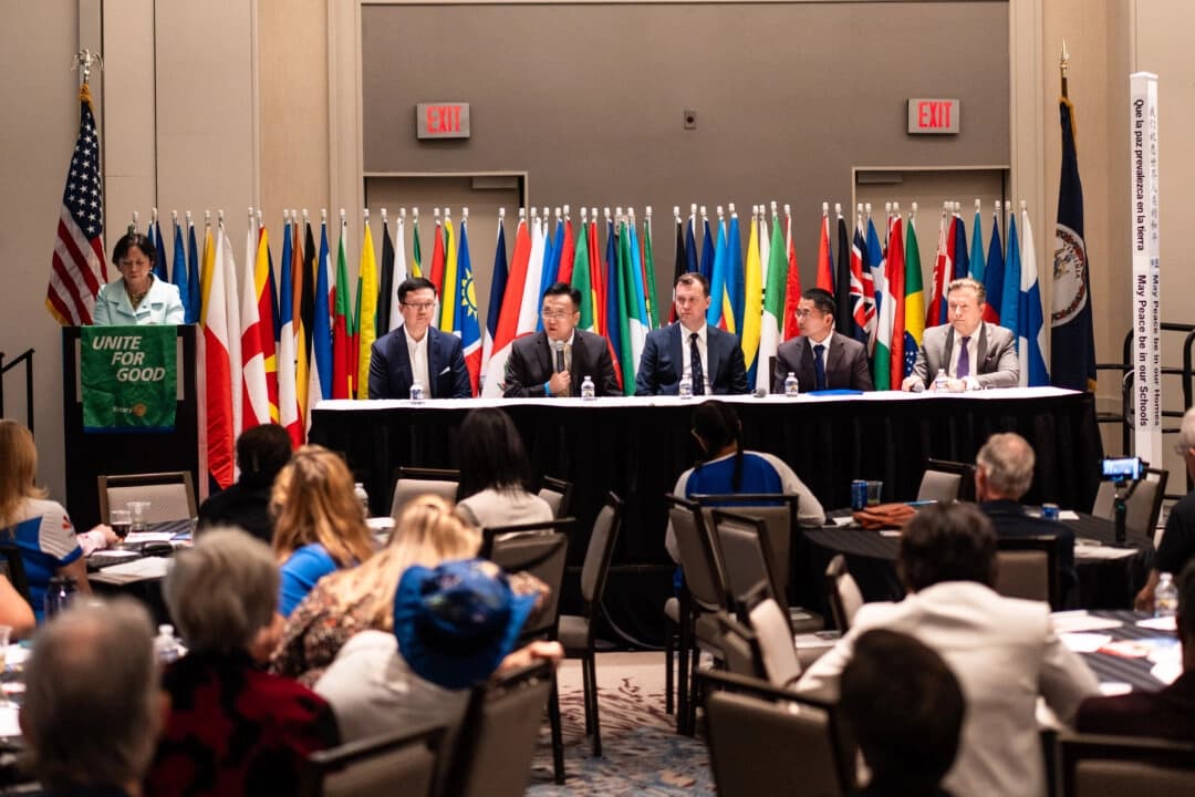 (De izquierda a derecha) William Huang, superviviente de la persecución religiosa en China; Larry Liu, subdirector de Gobierno y Defensa del Centro de Información de Falun Dafa; el Dr. Andreas Weber, cirujano y subdirector de la rama europea de Médicos contra la Sustracción Forzada de Órganos; y Jan Jekielek, editor senior de The Epoch Times y presentador del programa "American Thought Leaders", hablan durante un panel en la proyección del documental "Órganos estatales: desenmascarando el abuso de los trasplantes en China", en Washington, el 3 de octubre de 2025. (Madalina Kilroy/The Epoch Times)