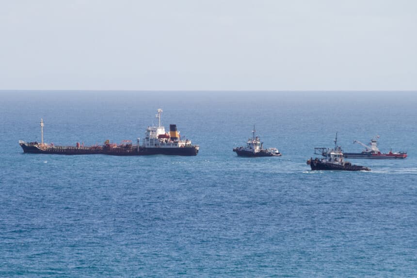 Remolcadores movilizan al petrolero Crude Oil Tanker President, anclado en la bahía de Pampatar hace dos años en la isla Margarita, estado Nueva Esparta, (GUSTAVO GRANADO/AFP vía Getty Images)