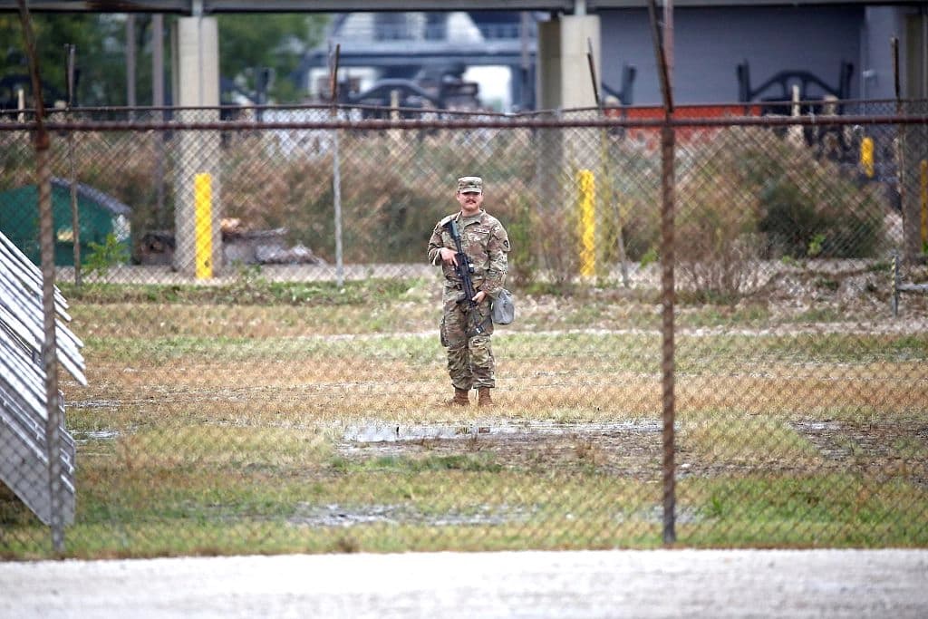 Un soldado de la Guardia Nacional de Texas monta guardia en el Centro de Entrenamiento de la Reserva del Ejército en Elmwood, Illinois, tras ser desplegado como parte de la respuesta federal a las operaciones de control de inmigración en curso, el 7 de octubre de 2025. (Octavio Jones/AFP a través de Getty Images).