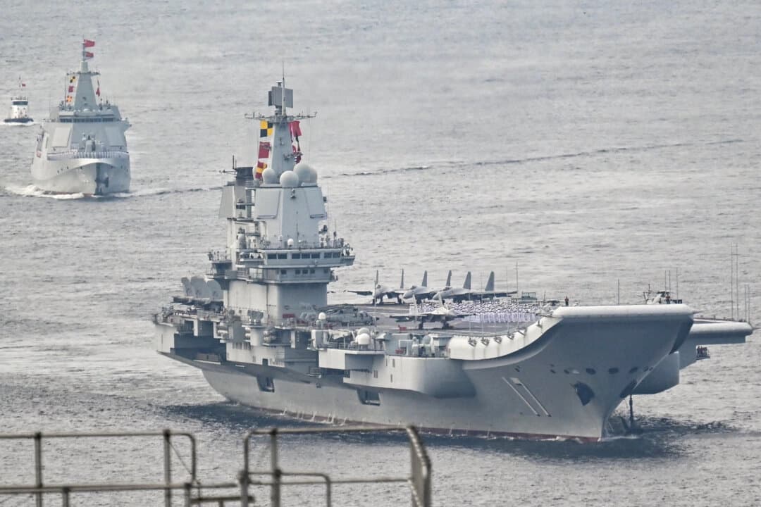 El primer portaaviones construido en China, el Shandong, navega por aguas de Hong Kong a su llegada a la ciudad el 3 de julio de 2025. (Peter Parks/AFP a través de Getty Images)

