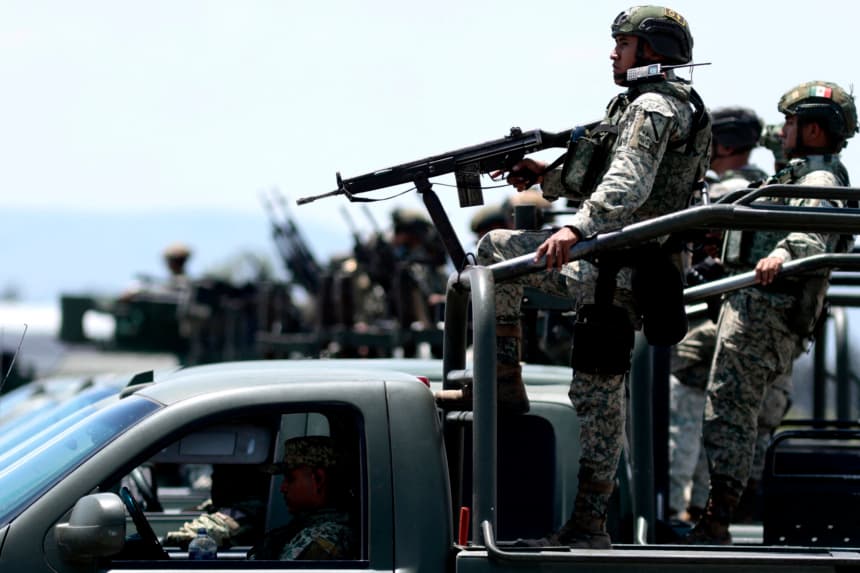 Miembros de las Fuerzas Especiales del Ejército Mexicano portan sus armas en el Aeropuerto Internacional Miguel Hidalgo y Costilla en Tlajomulco de Zúñiga, Jalisco, México, el 5 de agosto de 2025. (ULISES RUIZ/AFP via Getty Images)