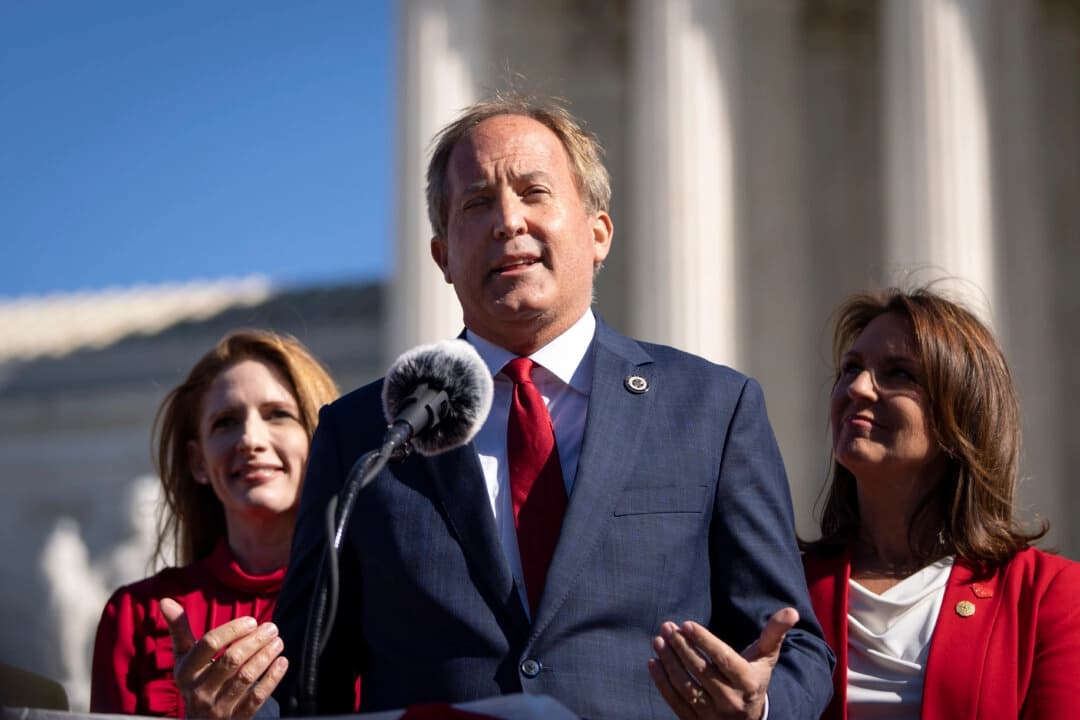 El fiscal general de Texas, Ken Paxton, habla en la Corte Suprema de Estados Unidos en Washington el 1 de noviembre de 2021. (Drew Angerer/Getty Images)
