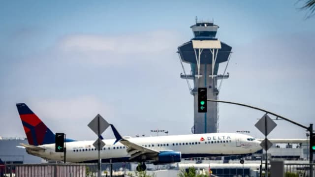 El presidente Johnson considera ley para pagar a controladores aéreos y militares durante el cierre