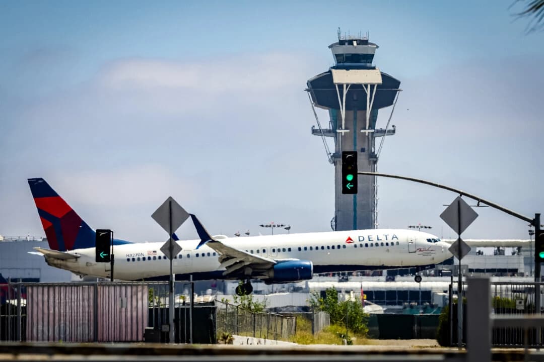 Una torre de control de tráfico aéreo en el Aeropuerto Internacional de Los Ángeles, en Los Ángeles, el 1 de julio de 2025. (John Fredricks/The Epoch Times)