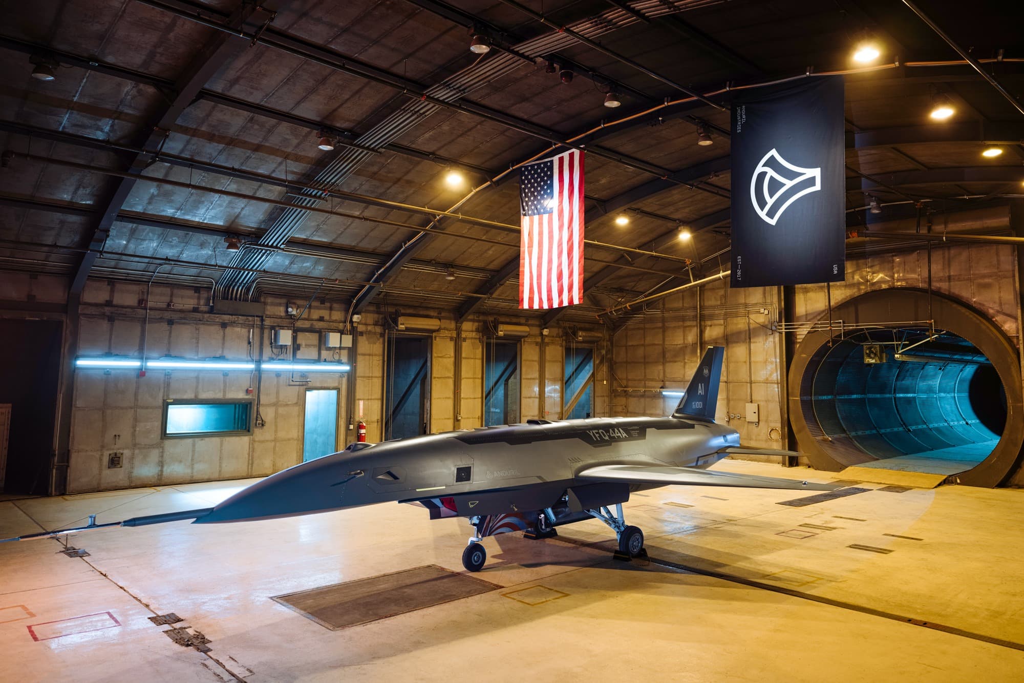 Un vehículo de prueba representativo de la producción del YFQ-44A se encuentra en una cámara de pruebas en Costa Mesa, California. El vehículo es uno de los dos vehículos de prueba que serán fundamentales para garantizar el dominio aéreo de la Fuerza Conjunta en futuros conflictos, aprovechando las capacidades autónomas y la colaboración entre tripulaciones y equipos no tripulados para derrotar las amenazas enemigas en entornos conflictivos. (Dominio público).