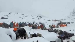 Evacuan de remoto valle tibetano a excursionistas del Everest que quedaron varados