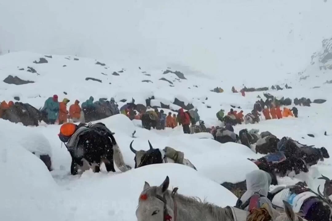 Evacuan de remoto valle tibetano a excursionistas del Everest que quedaron varados