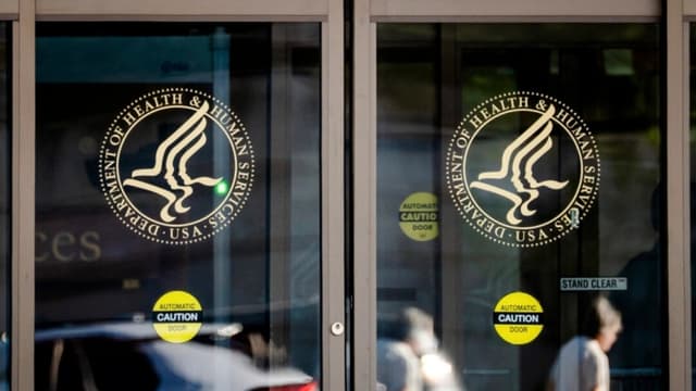 El Depto. de Salud y Servicios Humanos despide a asesor crítico con las vacunas anti-COVID