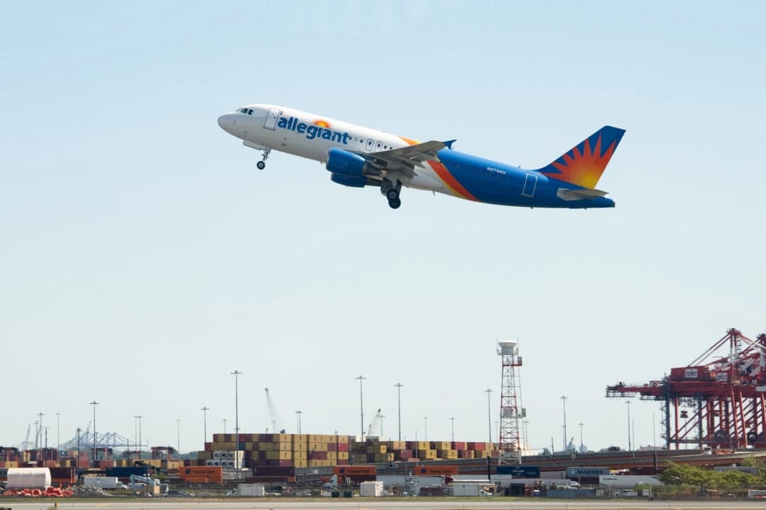 Un avión de Allegiant despega del Aeropuerto Internacional Newark Liberty en Newark, Nueva Jersey, el 11 de septiembre de 2025. (Samira Bouaou/The Epoch Times)