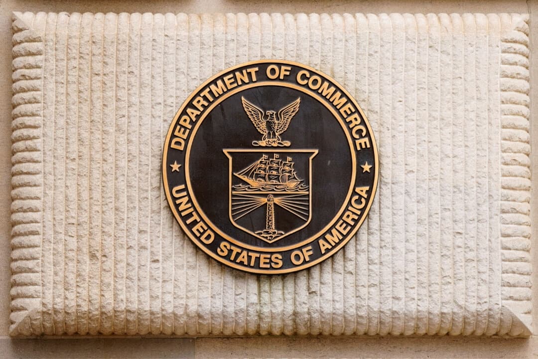 El logotipo del Departamento de Comercio de los Estados Unidos en Washington, el 13 de marzo de 2025. (REUTERS/Ken Cedeno/Foto de archivo).