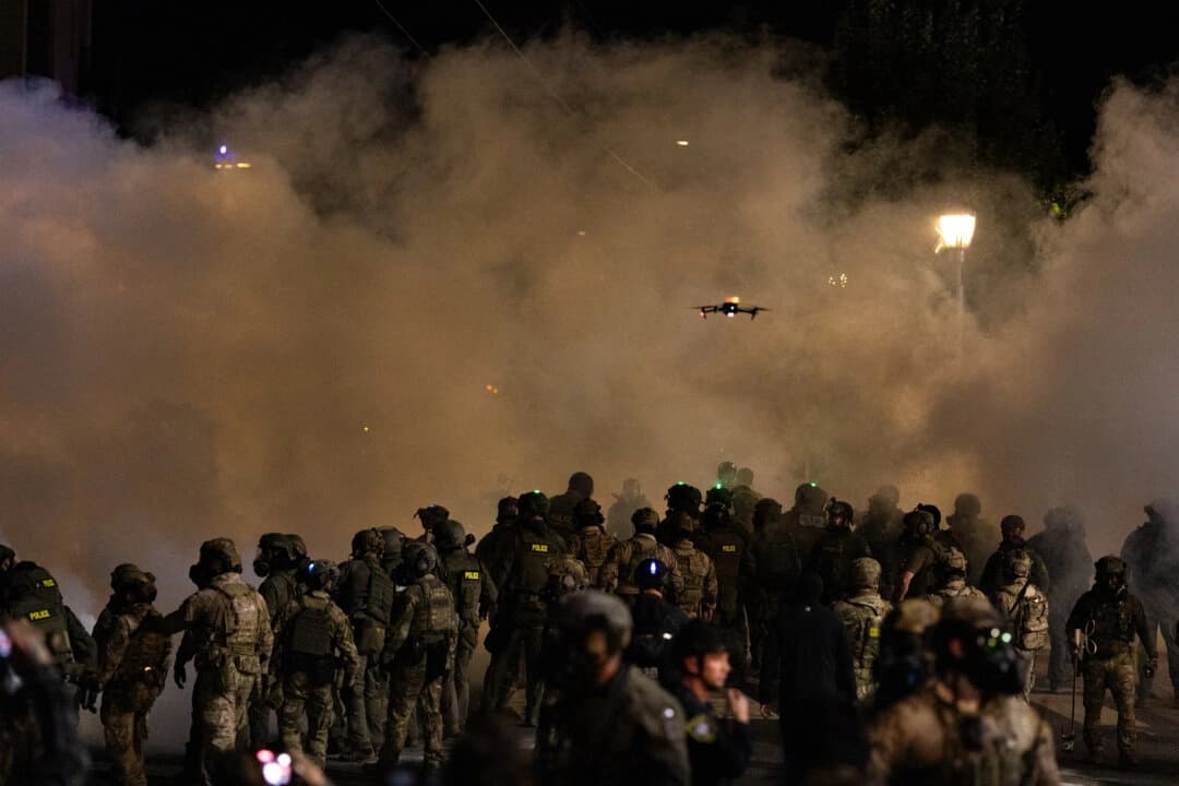 Manifestantes se reúnen frente a las oficinas del Servicio de Inmigración y Control de Aduanas en Portland, Oregón, el 4 de octubre de 2025. (John Fredricks/The Epoch Times)