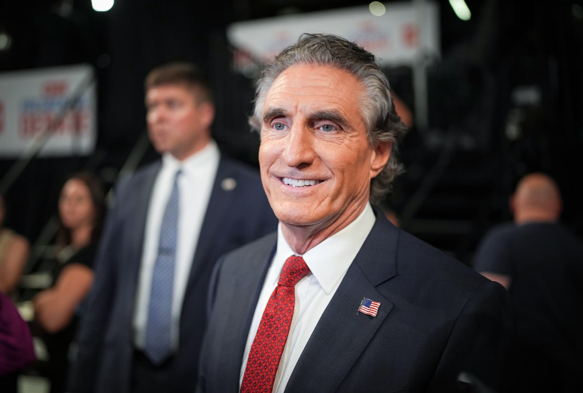 El entonces gobernador de Dakota del Norte, Doug Burgum, habla con los periodistas tras el debate presidencial entre el presidente Joe Biden y el expresidente Donald Trump en Atlanta, el 27 de junio de 2024. (Andrew Harnik/Getty Images).