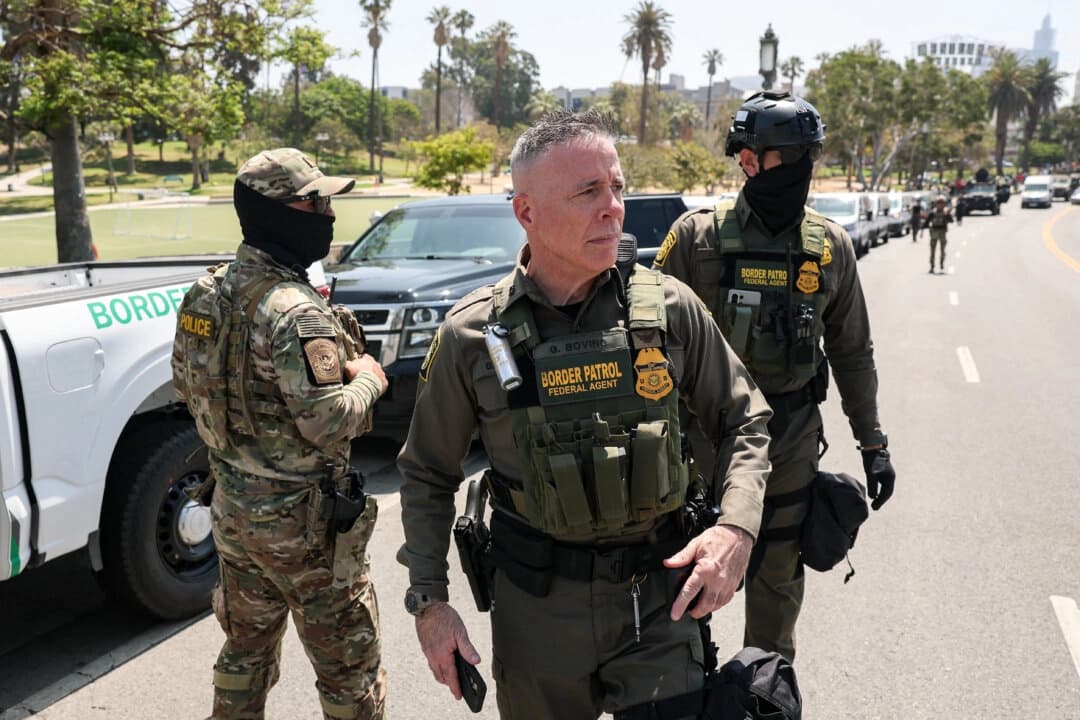 Gregory K. Bovino, jefe del sector El Centro de la Patrulla Fronteriza de EE. UU., ingresa al lugar de los hechos mientras un gran grupo de agentes federales llega al Parque MacArthur en Los Ángeles el 7 de julio de 2025. Foto de PATRICK T. (FALLON/AFP vía Getty Images).

