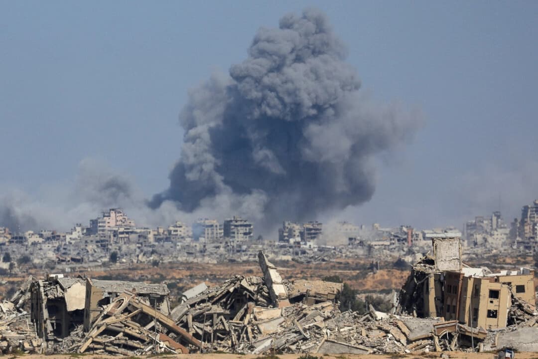 El humo se eleva durante una operación militar israelí en la ciudad de Gaza, vista desde la Franja Central de Gaza, el 2 de octubre de 2025. (Dawoud Abu Alkas/Reuters).