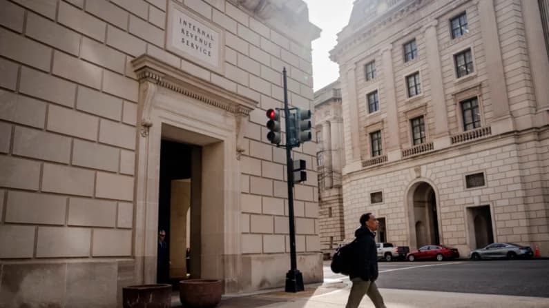 IRS despedirá a 34,000 empleados por el cierre de gobierno, que paraliza las operaciones del Tesoro