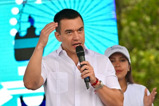 Líderes hispanos rechazan el ataque al convoy del presidente de Ecuador