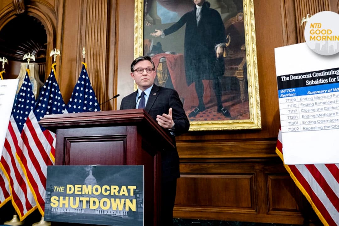 El presidente de la Cámara de Representantes, Mike Johnson (R-La.), ofrece una rueda de prensa sobre el cierre del gobierno en el Capitolio de Estados Unidos, el 6 de octubre de 2025. (Saul Loeb/AFP a través de Getty Images)
