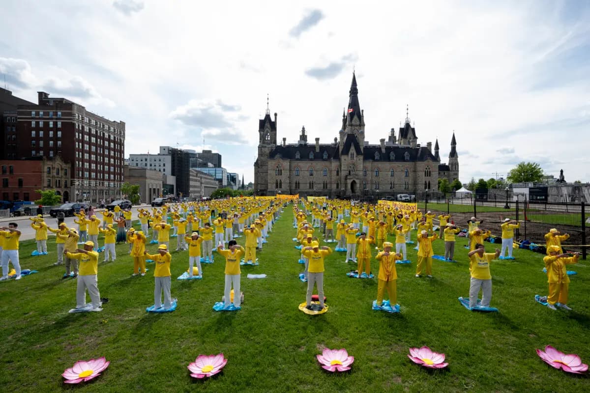 Los practicantes de Falun Gong realizan ejercicios de meditación durante los eventos para celebrar el Día Mundial de Falun Dafa en la Colina del Parlamento en Ottawa el 28 de mayo de 2025. (Evan Ning/The Epoch Times)