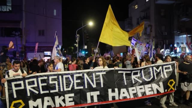 Manifestantes frente al edificio del partido Likud en Tel Aviv el 30 de septiembre de 2025. (Jack Guez/AFP)
