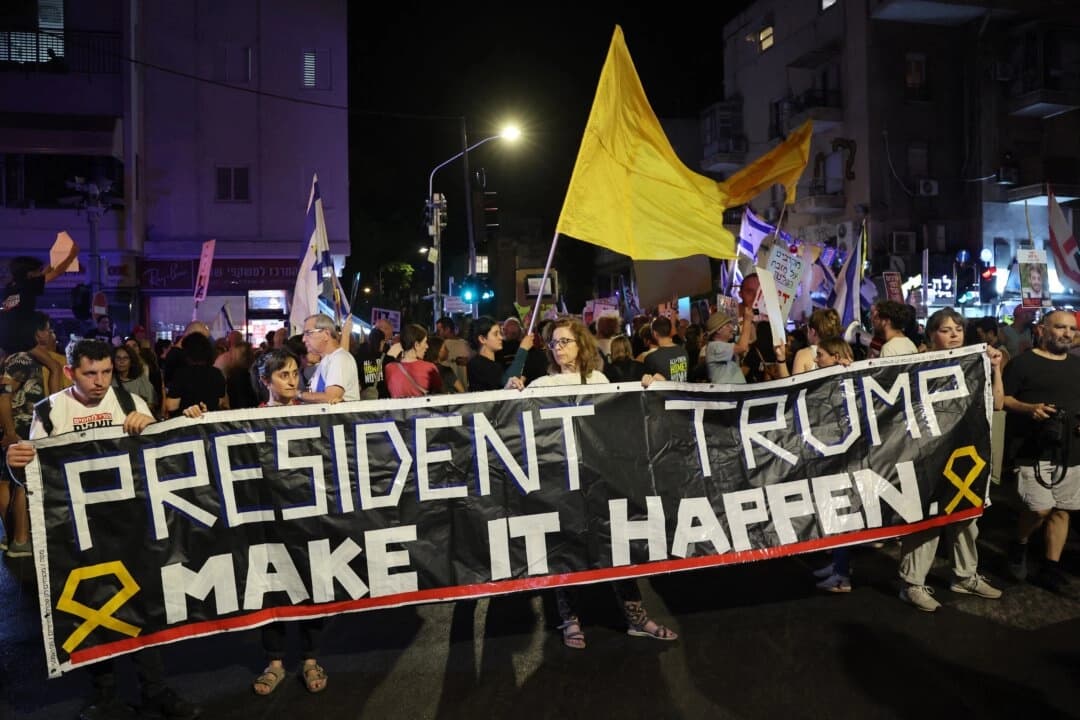 Manifestantes frente al edificio del partido Likud en Tel Aviv el 30 de septiembre de 2025. (Jack Guez/AFP)