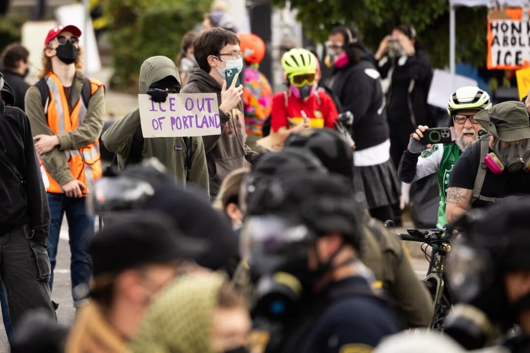 Manifestantes se reúnen frente a las oficinas del Servicio de Inmigración y Control de Aduanas en Portland, Oregón, el 4 de octubre de 2025. (John Fredricks/The Epoch Times)
