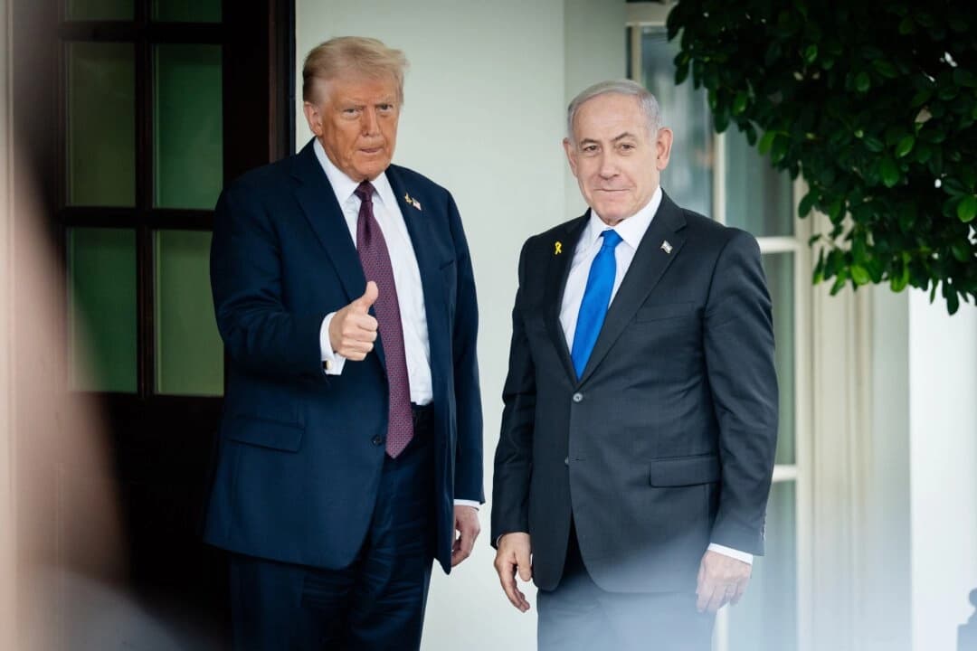 El presidente Donald Trump saluda al primer ministro israelí, Benjamin Netanyahu, en la Casa Blanca el 29 de septiembre de 2025. (Madalina Kilroy/The Epoch Times)

