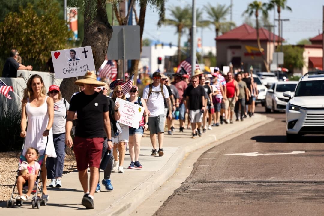 La gente marcha en memoria de Charlie Kirk en Peoria, Arizona, el 13 de septiembre de 2025. (Charly Triballeau/AFP vía Getty Images)
