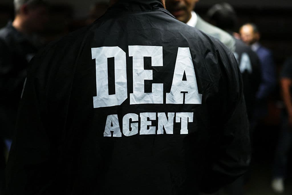 Un agente de la DEA  (CHARLY TRIBALLEAU/AFP via Getty Images)