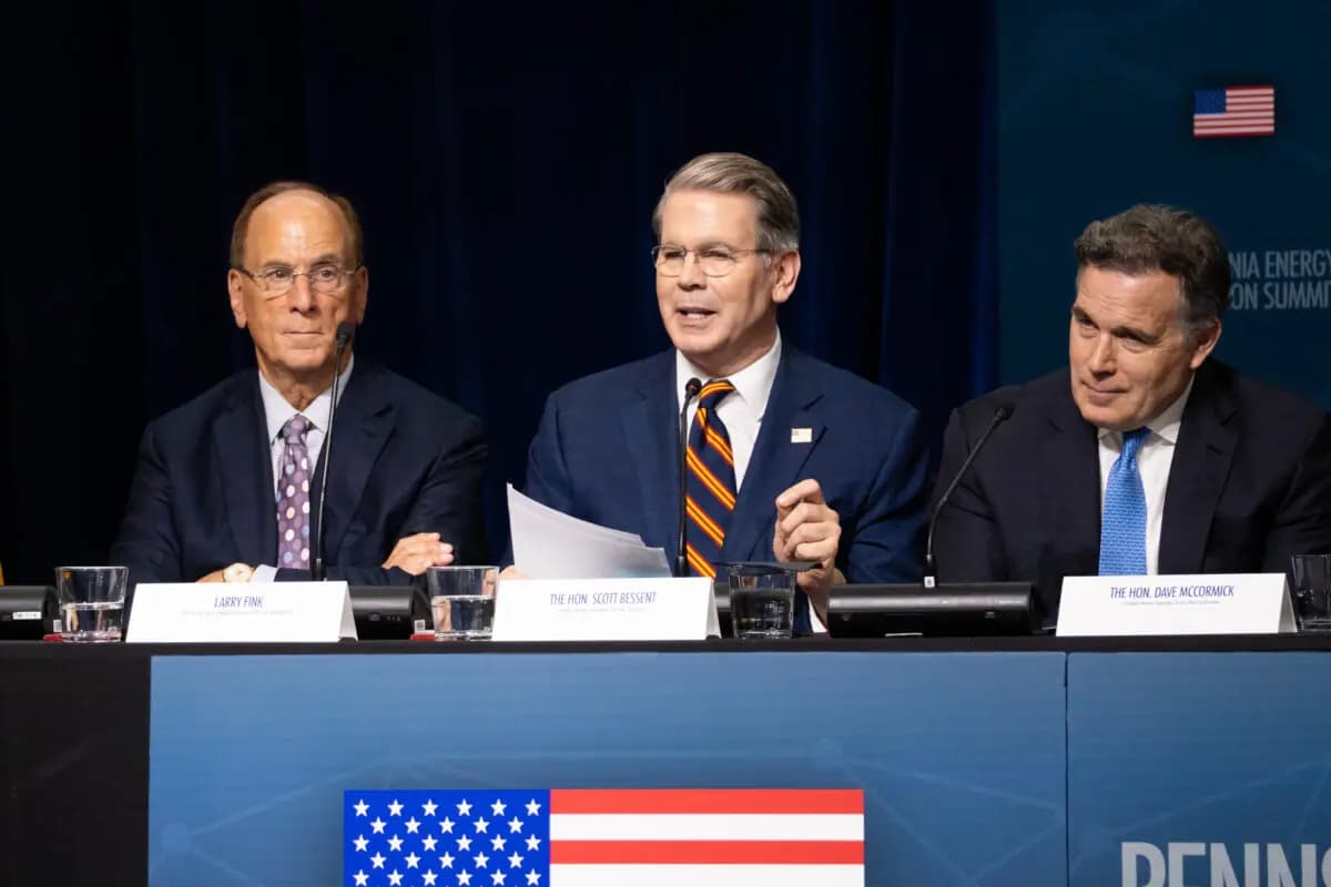 El director ejecutivo de BlackRock, Larry Fink (izquierda), el secretario del Tesoro, Scott Bessent (centro), y el senador Dave McCormick (R-Pa.) (derecha) en la Cumbre de Energía e Innovación de Pensilvania, celebrada en Pittsburgh el 15 de julio de 2025. (Samira Bouaou/The Epoch Times)