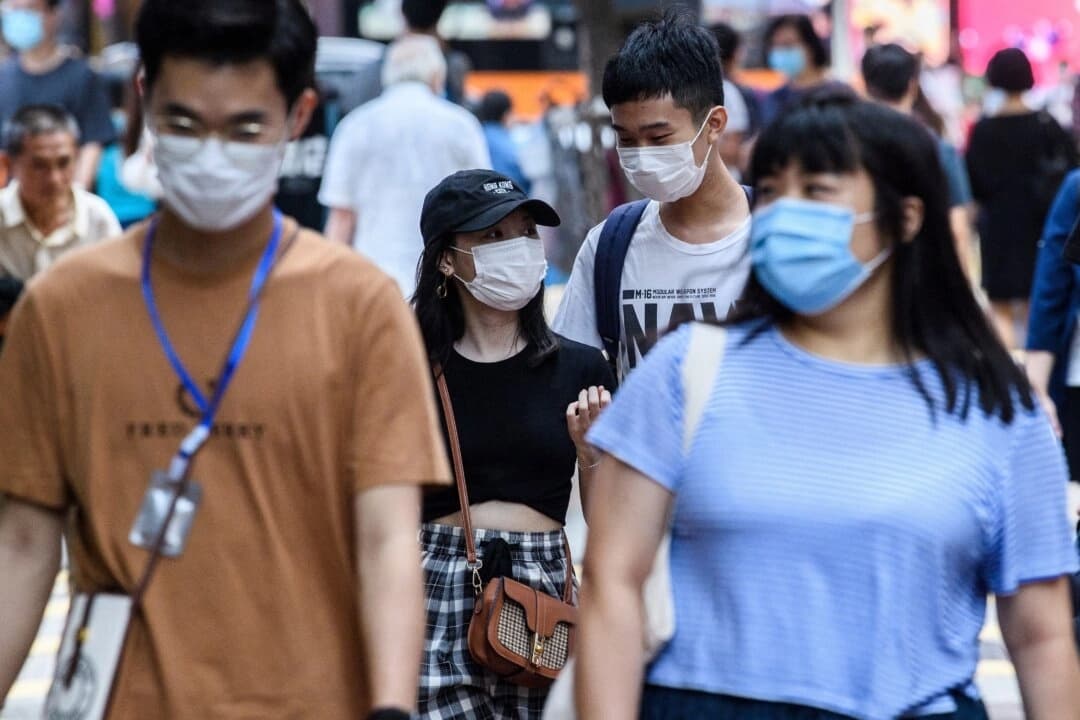 Los peatones llevan mascarillas en una foto de archivo. (Anthony Wallace/AFP vía Getty Images)
