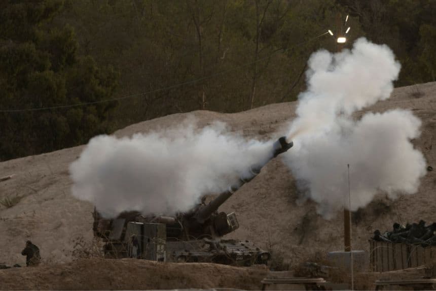 Una unidad de artillería israelí dispara contra la Franja de Gaza, vista desde una posición en el lado israelí de la frontera el 9 de octubre de 2025 en el sur de Israel.  (Foto de Amir Levy/Getty Images)