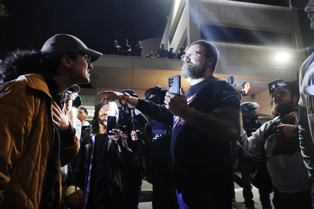 Manifestantes, tanto a favor como en contra de las instalaciones del Servicio de Inmigración y Control de Aduanas (ICE), se reúnen frente a las instalaciones del ICE en Portland, Oregón, el 3 de octubre de 2025. (Spencer Platt/Getty Images)
