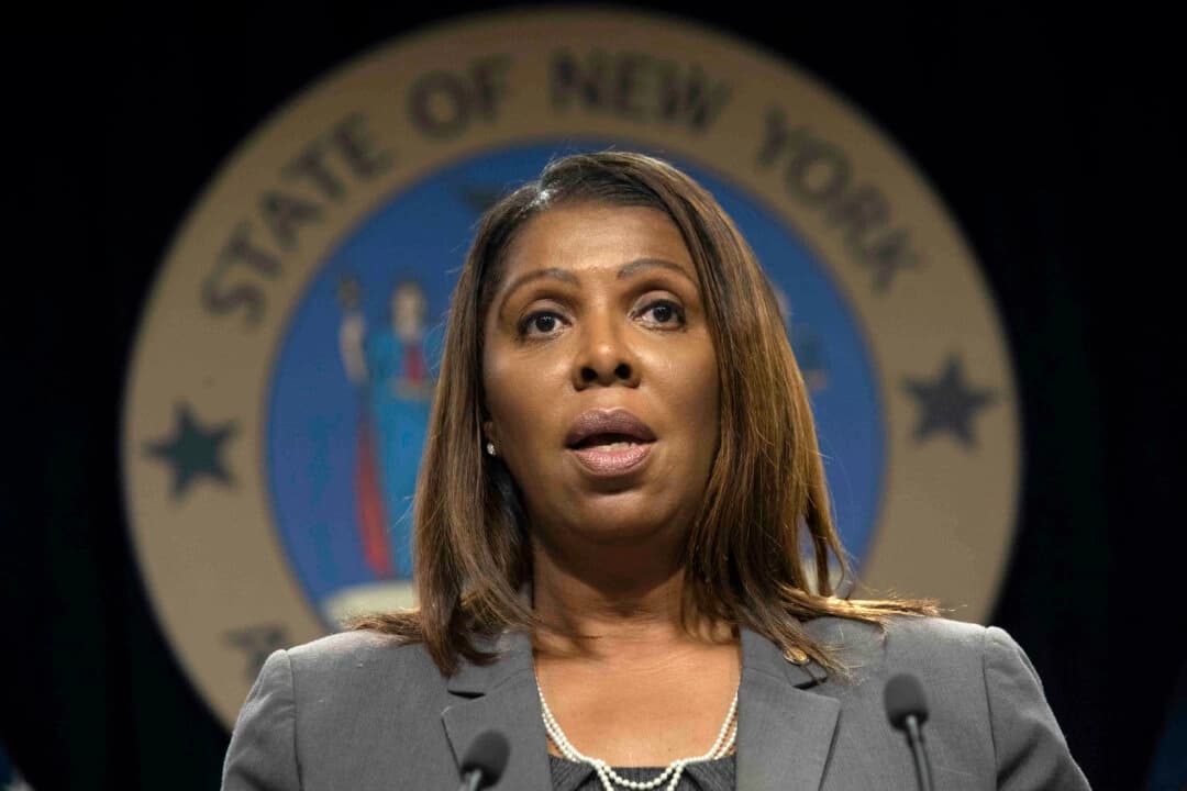 La fiscal general de Nueva York, Letitia James, habla durante una rueda de prensa en Nueva York el 11 de junio de 2019. (Mary Altaffer, archivo/AP Photo)