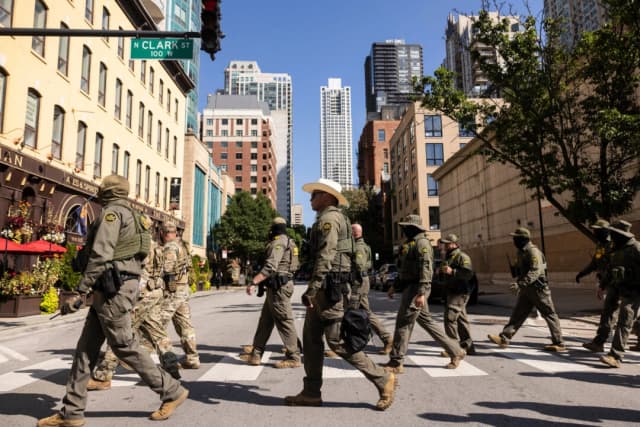 Juez federal evalúa bloquear despliegue de la Guardia Nacional de Trump en Chicago