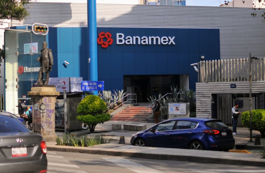 Una sucursal de Banamex, el cuarto grupo financiero más grande de México, se muestra en la Ciudad de México el 24 de septiembre de 2025. (ROCIO VAZQUEZ/AFP via Getty Images)