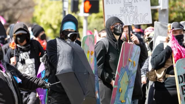 Activistas de Antifa se reúnen en Sacramento el 28 de marzo de 2023. (John Fredricks/The Epoch Times)