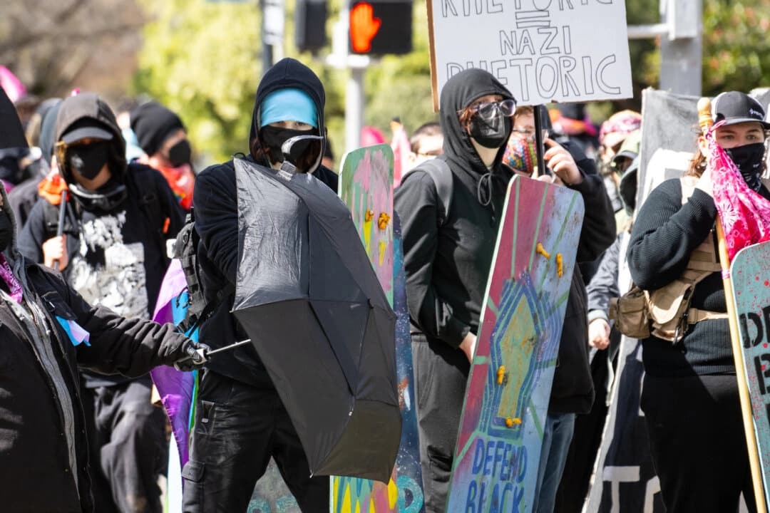 Activistas de Antifa se reúnen en Sacramento el 28 de marzo de 2023. (John Fredricks/The Epoch Times)