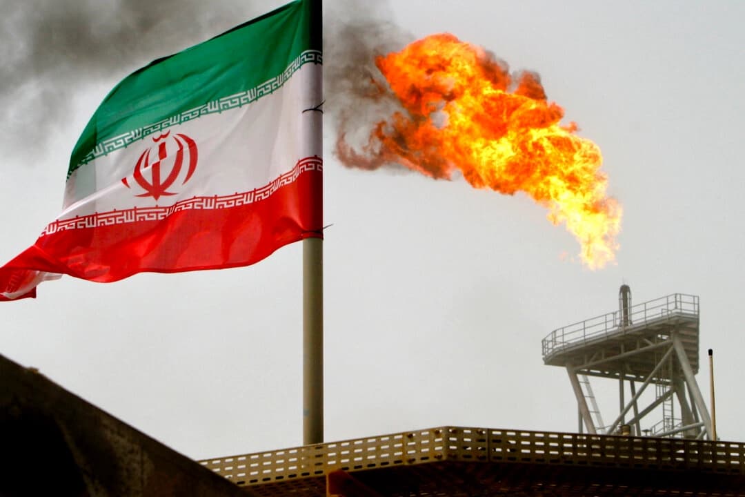 Una antorcha de gas en una plataforma petrolera junto a una banda iraní en el Golfo Pérsico, el 25 de julio de 2005. (Raheb Homavandi/Reuters)