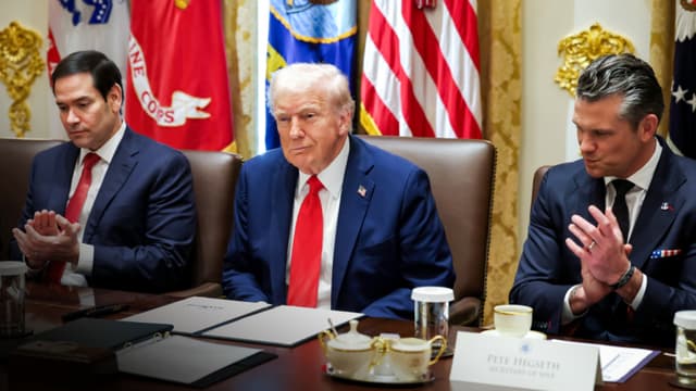 El presidente Donald Trump, acompañado por el secretario de Estado Marco Rubio (izq.) y el secretario de Guerra Pete Hegseth, habla sobre el acuerdo de alto el fuego entre Israel y Hamás durante una reunión del gabinete en la Casa Blanca el 9 de octubre de 2025. (Anna Moneymaker/Getty Images)