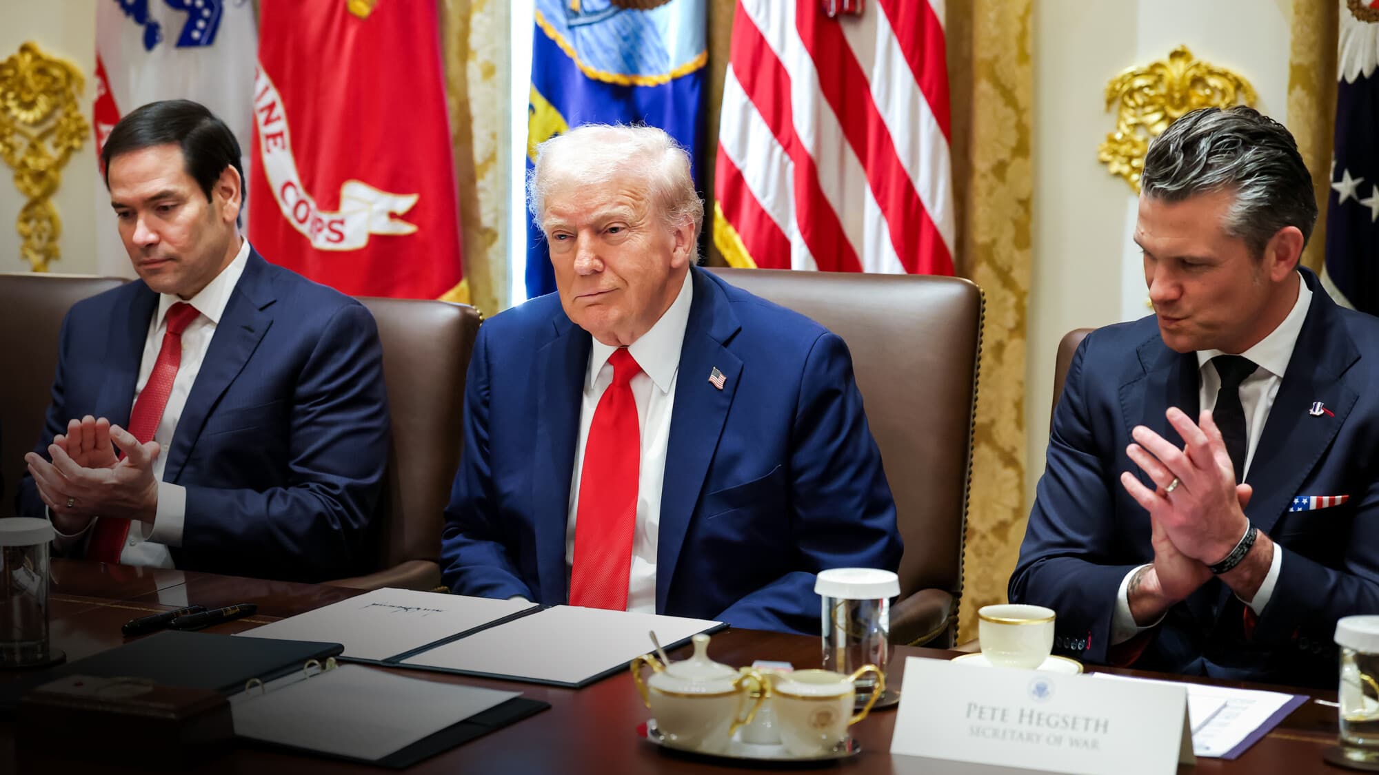 El presidente Donald Trump, acompañado por el secretario de Estado Marco Rubio (izq.) y el secretario de Guerra Pete Hegseth, habla sobre el acuerdo de alto el fuego entre Israel y Hamás durante una reunión del gabinete en la Casa Blanca el 9 de octubre de 2025. (Anna Moneymaker/Getty Images)