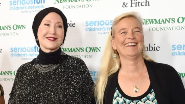 Susan Newman (izq.) y Nell Newman llegan al evento de SeriousFun Children's Network en el Dolby Theatre de Los Ángeles el 14 de mayo de 2015. (Chris Pizzello/Invision/AP)
