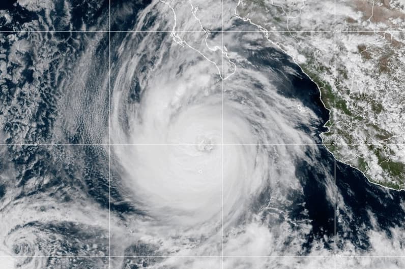 Esta imagen satelital de la NOAA tomada a la 1:00 p. m. EST del martes 7 de octubre de 2025 muestra el huracán Priscilla en el océano Pacífico oriental, frente a la costa de México. (NOAA vía AP)