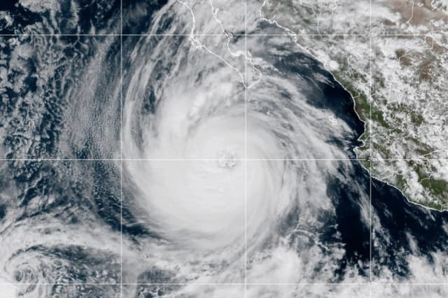 Esta imagen satelital de la NOAA tomada a la 1:00 p. m. EST del martes 7 de octubre de 2025 muestra el huracán Priscilla en el océano Pacífico oriental, frente a la costa de México. (NOAA vía AP)